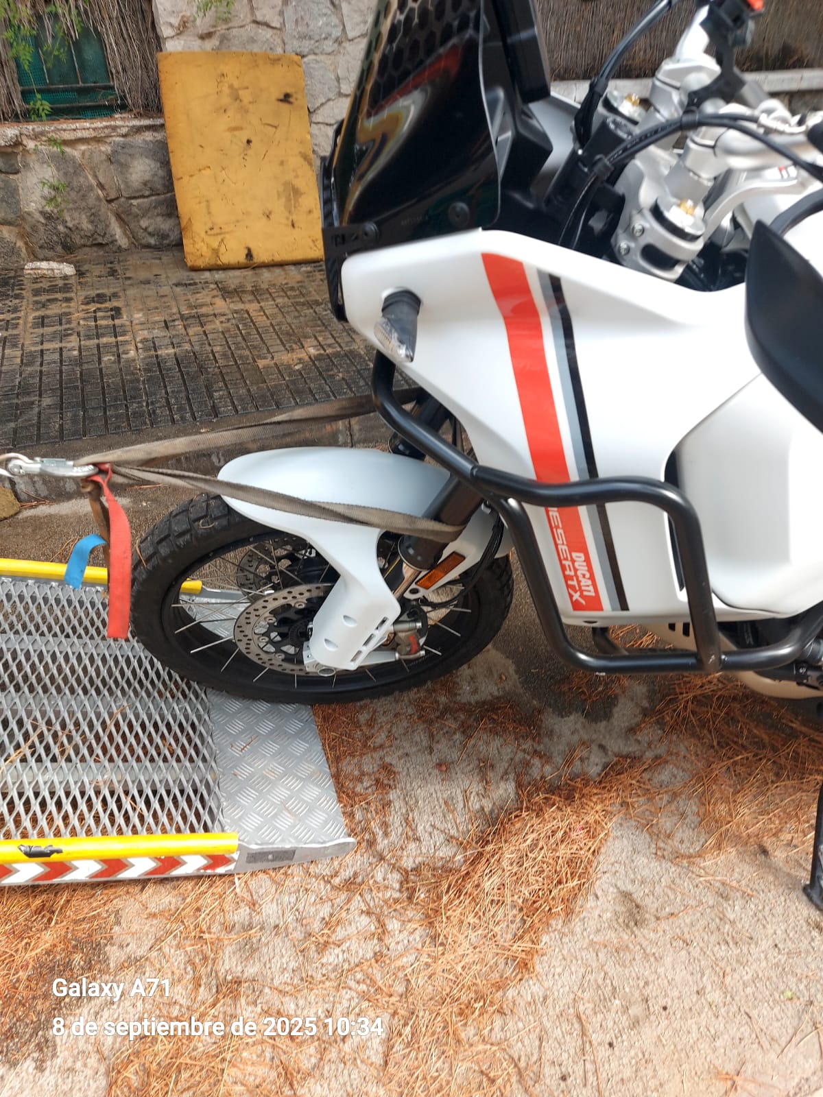 Moto deportiva en taller