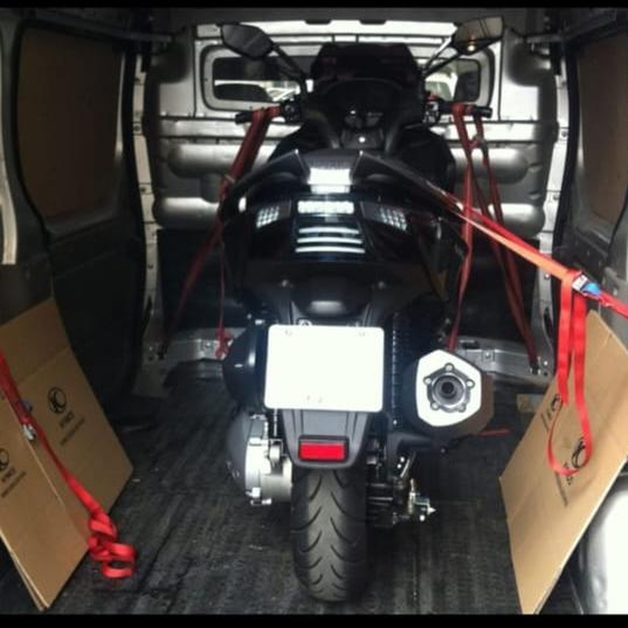 Moto custom negra en rampa de carga